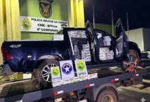 Fotos de Hilux furtada em Maringá e carregada com 3 mil pacotes de cigarros é recuperada após perseguição em Umuarama; vídeo