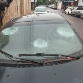 Fotos de Homem quebra carros, ameaça guardas e diz ser de facção criminosa em Maringá