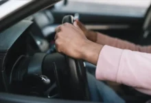 Fotos de Homem tenta atropelar esposa e foge com bebê na região