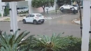 Fotos de Idoso de 64 anos fica ferido em capotamento após avançar preferencial em Maringá