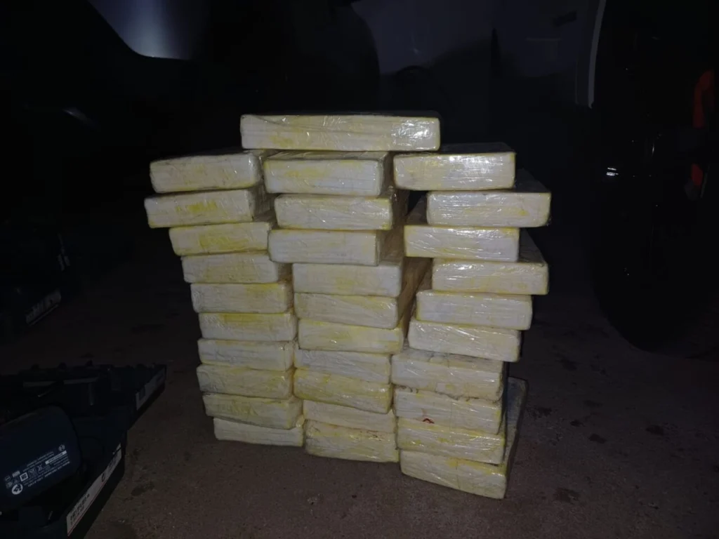 Jeep com fundo falso é interceptado com quase 44 kg de cocaína na região de Maringá; vídeo Foto 1 Fotos de Jeep com fundo falso é interceptado com quase 44 kg de cocaína na região de Maringá; vídeo