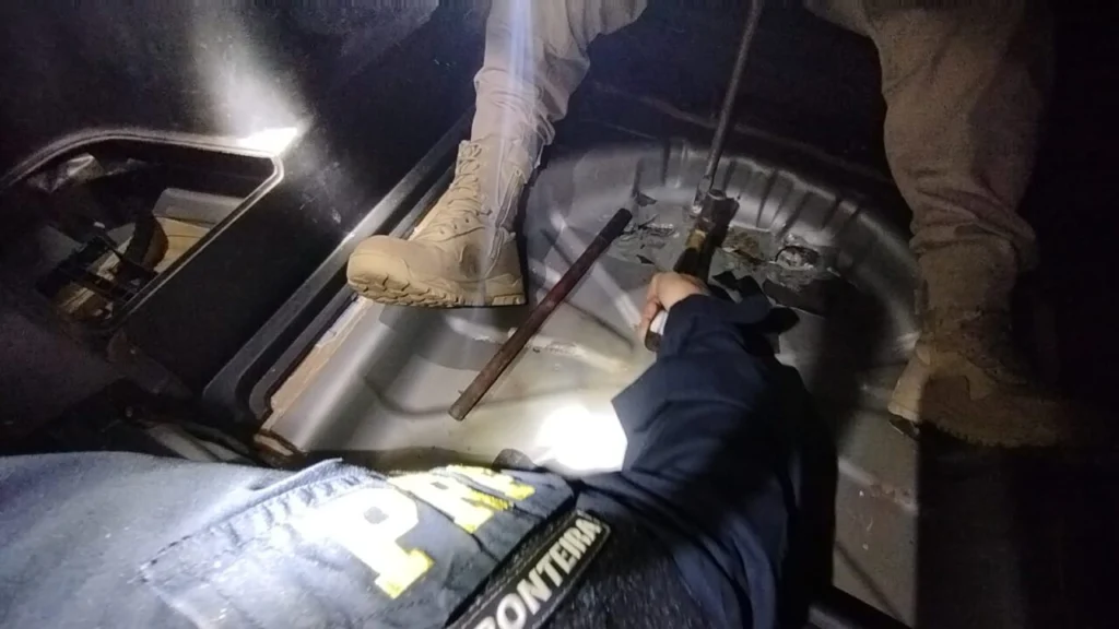 Jeep com fundo falso é interceptado com quase 44 kg de cocaína na região de Maringá; vídeo Foto 2 Fotos de Jeep com fundo falso é interceptado com quase 44 kg de cocaína na região de Maringá; vídeo
