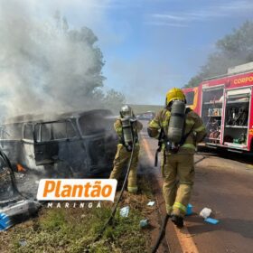 Fotos de Kombi pega fogo após pneu estourar e capotar em rodovia na região de Maringá