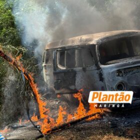 Fotos de Kombi pega fogo após pneu estourar e capotar em rodovia na região de Maringá