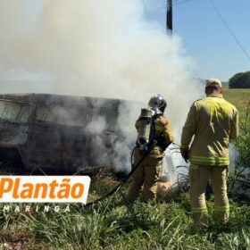 Fotos de Kombi pega fogo após pneu estourar e capotar em rodovia na região de Maringá