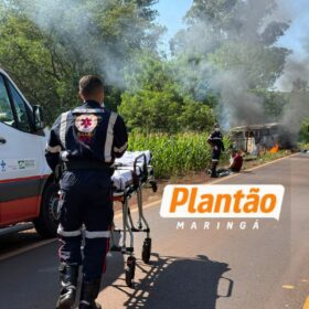 Fotos de Kombi pega fogo após pneu estourar e capotar em rodovia na região de Maringá