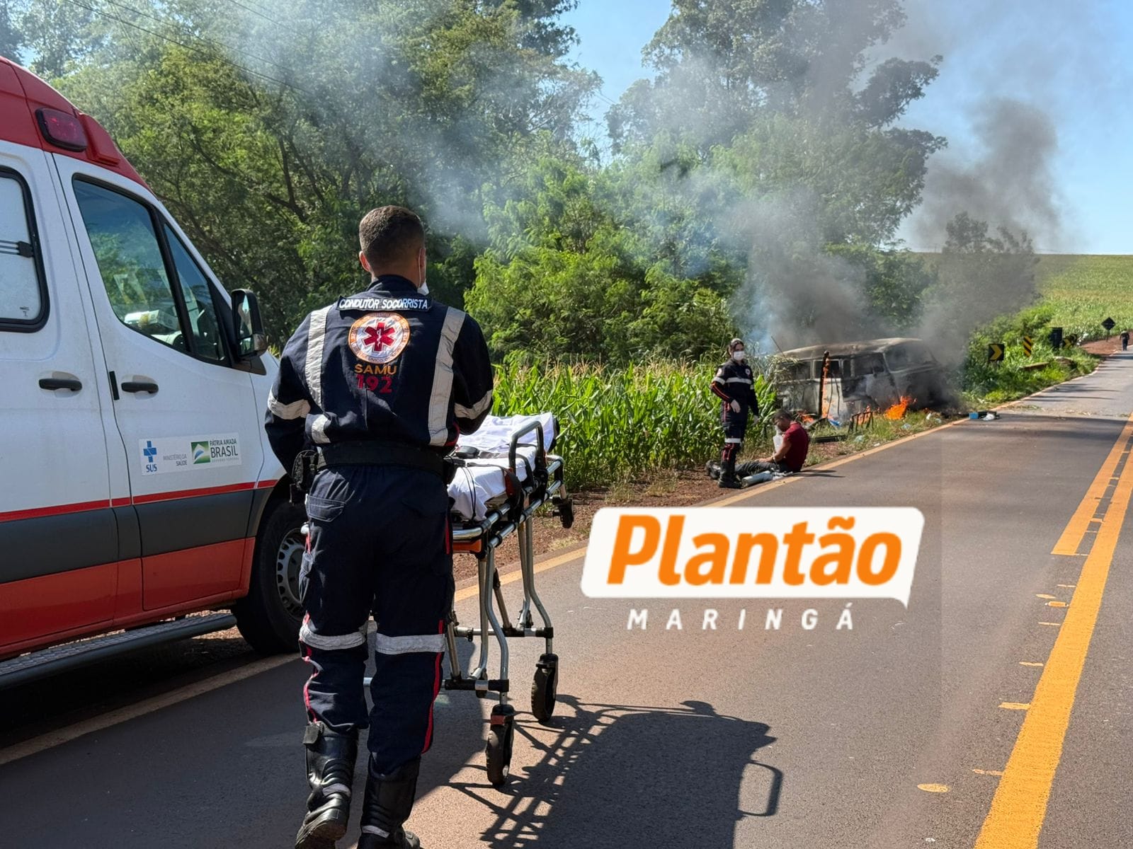 Fotos de Kombi pega fogo após pneu estourar e capotar em rodovia na região de Maringá