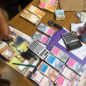 Megaoperação policial cumpre mandados em Maringá, Sarandi e mais 25 cidades; grupo movimentou R$ 2 bilhões com jogos de azar Foto 5 Fotos de Megaoperação policial cumpre mandados em Maringá, Sarandi e mais 25 cidades; grupo movimentou R$ 2 bilhões com jogos de azar