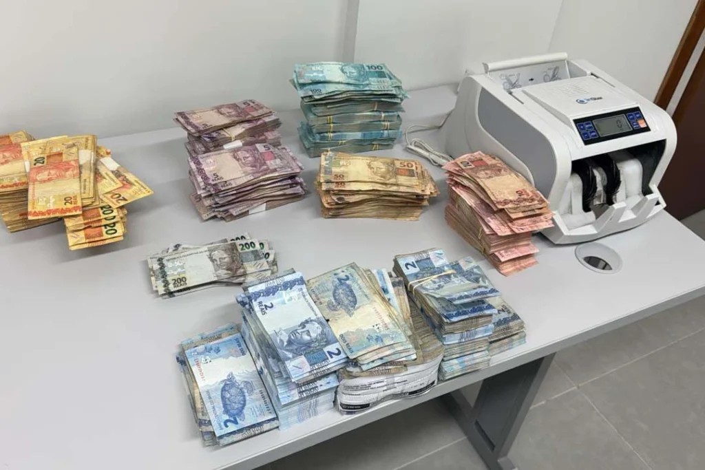 Megaoperação policial cumpre mandados em Maringá, Sarandi e mais 25 cidades; grupo movimentou R$ 2 bilhões com jogos de azar Foto 2 Fotos de Megaoperação policial cumpre mandados em Maringá, Sarandi e mais 25 cidades; grupo movimentou R$ 2 bilhões com jogos de azar