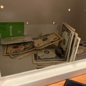 Megaoperação policial cumpre mandados em Maringá, Sarandi e mais 25 cidades; grupo movimentou R$ 2 bilhões com jogos de azar Foto 6 Fotos de Megaoperação policial cumpre mandados em Maringá, Sarandi e mais 25 cidades; grupo movimentou R$ 2 bilhões com jogos de azar