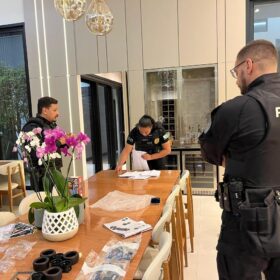 Megaoperação policial cumpre mandados em Maringá, Sarandi e mais 25 cidades; grupo movimentou R$ 2 bilhões com jogos de azar Foto 7 Fotos de Megaoperação policial cumpre mandados em Maringá, Sarandi e mais 25 cidades; grupo movimentou R$ 2 bilhões com jogos de azar