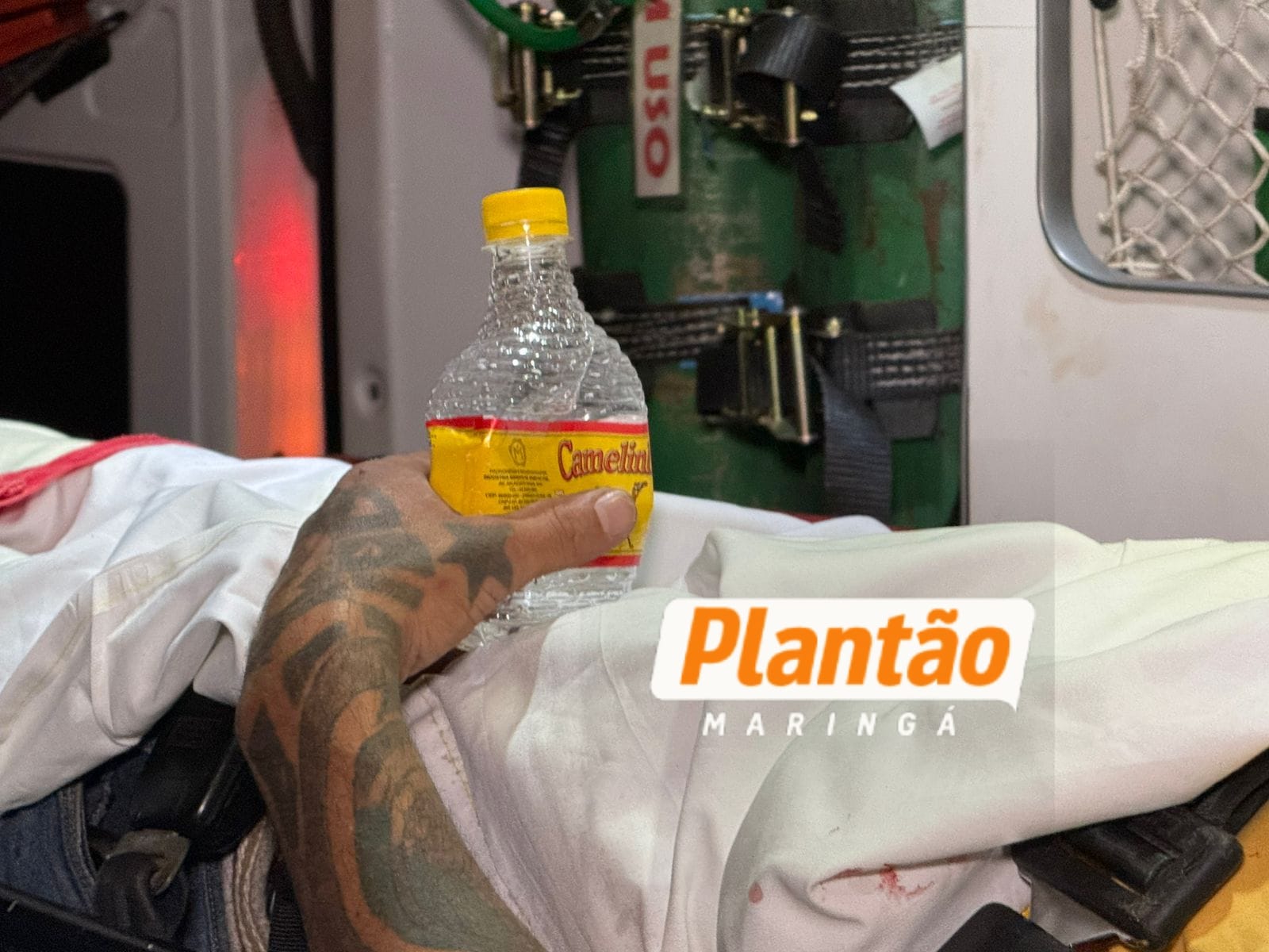 Fotos de Mesmo ferido, vítima de acidente na rodovia entre Paiçandu e Maringá não larga o litro de bebida alcoólica