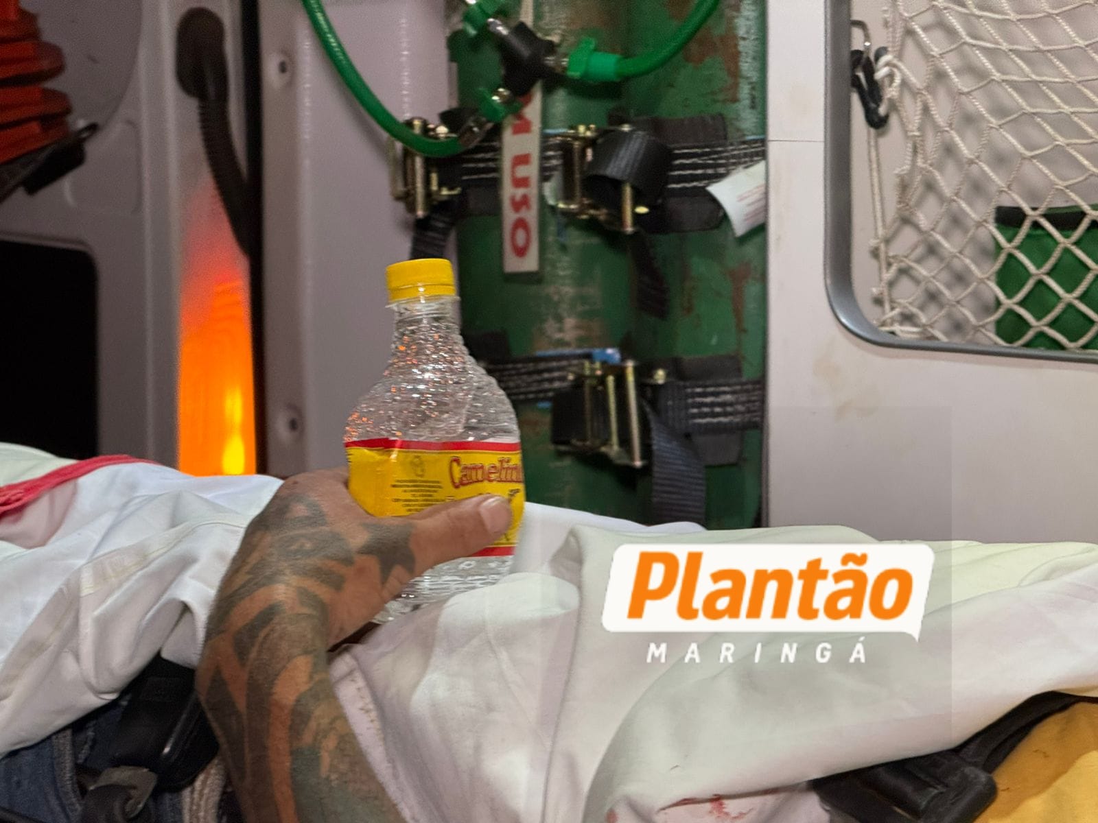 Fotos de Mesmo ferido, vítima de acidente na rodovia entre Paiçandu e Maringá não larga o litro de bebida alcoólica