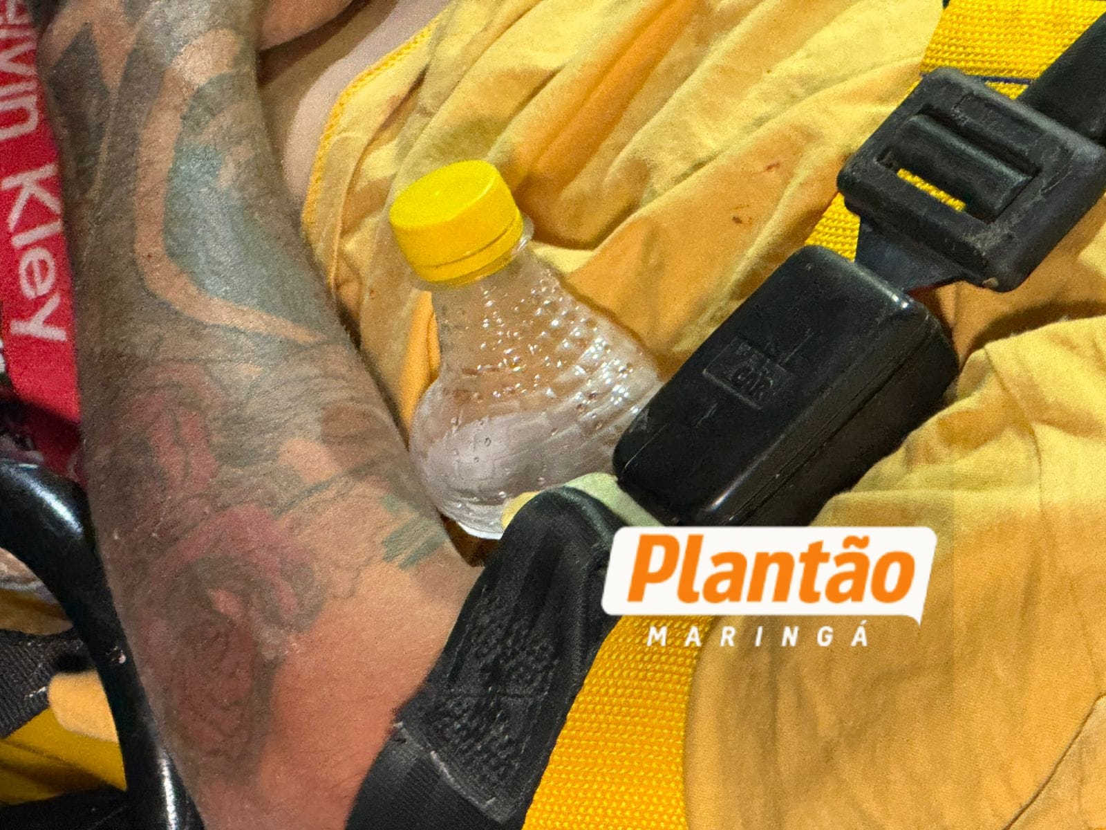 Fotos de Mesmo ferido, vítima de acidente na rodovia entre Paiçandu e Maringá não larga o litro de bebida alcoólica