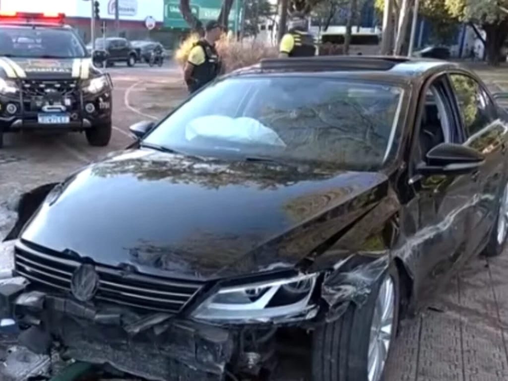 Fotos de Mistério na Praça do Peladão: carro destrói estrutura e motorista desaparece em Maringá
