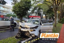 Fotos de Moça fica ferida após perder o controle de carro e atingir árvore em Maringá