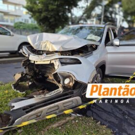 Fotos de Moça fica ferida após perder o controle de carro e atingir árvore em Maringá