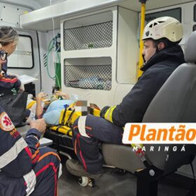 Fotos de Moça fica ferida após perder o controle de carro e atingir árvore em Maringá