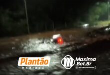 Fotos de Motoboy quase é arrastado por correnteza após córrego transbordar em Maringá