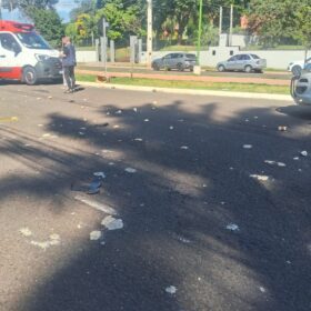Fotos de Motociclista de 59 anos que transportava mandioca fica em estado grave após colisão na Avenida Carlos Borges, em Maringá