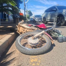 Fotos de Motociclista de 59 anos que transportava mandioca fica em estado grave após colisão na Avenida Carlos Borges, em Maringá