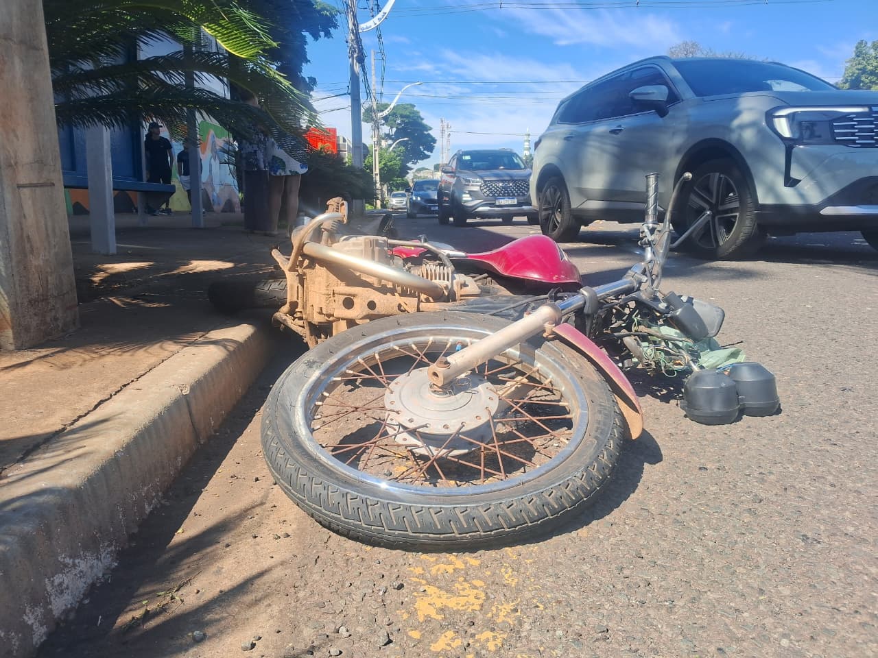 Fotos de Motociclista de 59 anos que transportava mandioca fica em estado grave após colisão na Avenida Carlos Borges, em Maringá