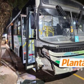 Motorista de ônibus perde controle após possível apagão e provoca acidente na Avenida Laguna, em Maringá Foto 2 Fotos de Motorista de ônibus perde controle após possível apagão e provoca acidente na Avenida Laguna, em Maringá
