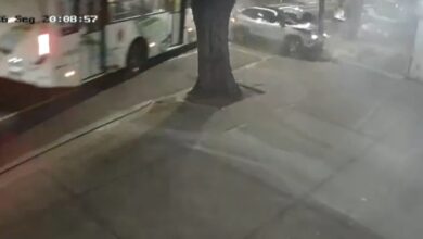 Fotos de Motorista de ônibus perde controle após possível apagão e provoca acidente na Avenida Laguna, em Maringá