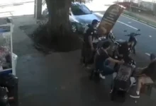 Fotos de Motorista é flagrado trafegando com veículo em ciclovia na Avenida Gastão Vidigal, em Maringá; veja o vídeo