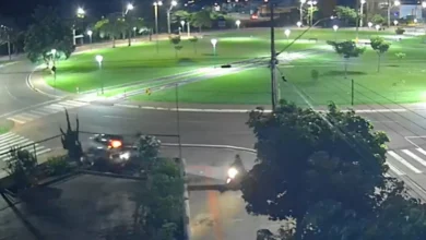 Fotos de Motorista faz manobras perigosas, perde controle, destrói muro de panificadora e quase atropela um pedestre e um motociclista em Maringá