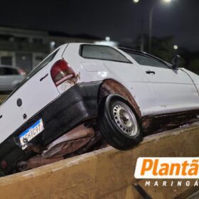 Fotos de Motorista fica ferido após perder o controle e subir em proteção de viaduto em Maringá