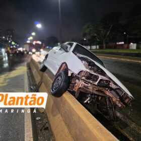 Fotos de Motorista fica ferido após perder o controle e subir em proteção de viaduto em Maringá