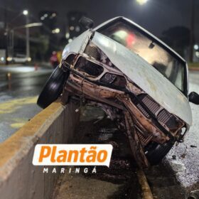 Fotos de Motorista fica ferido após perder o controle e subir em proteção de viaduto em Maringá