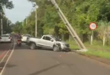 Fotos de Motorista perde o controle e bate violentamente em poste próximo à UEM; veja