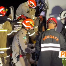 Mulher fica presa às ferragens após van bater na traseira de caminhão na BR-376 Foto 3 Fotos de Mulher fica presa às ferragens após van bater na traseira de caminhão na BR-376