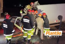 Fotos de Mulher fica presa às ferragens após van bater na traseira de caminhão na BR-376