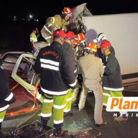 Mulher fica presa às ferragens após van bater na traseira de caminhão na BR-376 Foto 2 Fotos de Mulher fica presa às ferragens após van bater na traseira de caminhão na BR-376