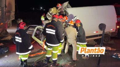 Fotos de Mulher fica presa às ferragens após van bater na traseira de caminhão na BR-376