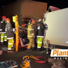 Mulher fica presa às ferragens após van bater na traseira de caminhão na BR-376 Foto 1 Fotos de Mulher fica presa às ferragens após van bater na traseira de caminhão na BR-376