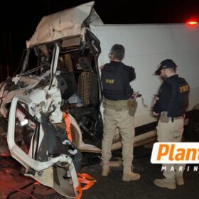 Mulher fica presa às ferragens após van bater na traseira de caminhão na BR-376 Foto 11 Fotos de Mulher fica presa às ferragens após van bater na traseira de caminhão na BR-376