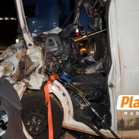 Mulher fica presa às ferragens após van bater na traseira de caminhão na BR-376 Foto 13 Fotos de Mulher fica presa às ferragens após van bater na traseira de caminhão na BR-376