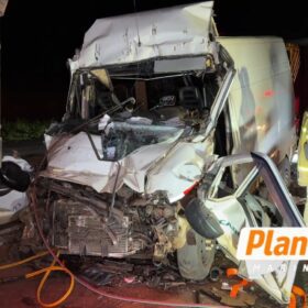 Mulher fica presa às ferragens após van bater na traseira de caminhão na BR-376 Foto 10 Fotos de Mulher fica presa às ferragens após van bater na traseira de caminhão na BR-376