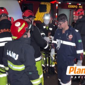 Mulher fica presa às ferragens após van bater na traseira de caminhão na BR-376 Foto 7 Fotos de Mulher fica presa às ferragens após van bater na traseira de caminhão na BR-376