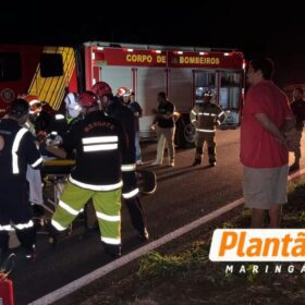 Mulher fica presa às ferragens após van bater na traseira de caminhão na BR-376 Foto 5 Fotos de Mulher fica presa às ferragens após van bater na traseira de caminhão na BR-376