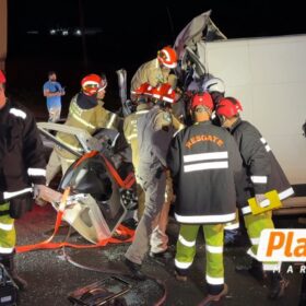Mulher fica presa às ferragens após van bater na traseira de caminhão na BR-376 Foto 4 Fotos de Mulher fica presa às ferragens após van bater na traseira de caminhão na BR-376