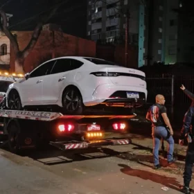 Fotos de Operação fecha avenida famosa por bares em Maringá, tem carros guinchados e flagrante de motorista sob efeito de álcool