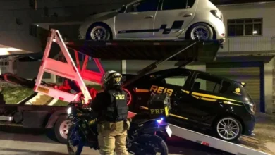 Fotos de Paranaense é abordada em carro envolvido em racha em SC e motoristas são presos após perseguição; vídeo