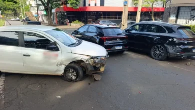 Fotos de Porsche é atingido em acidente após motorista passar mal ao volante em Maringá; três veículos se envolvem na colisão