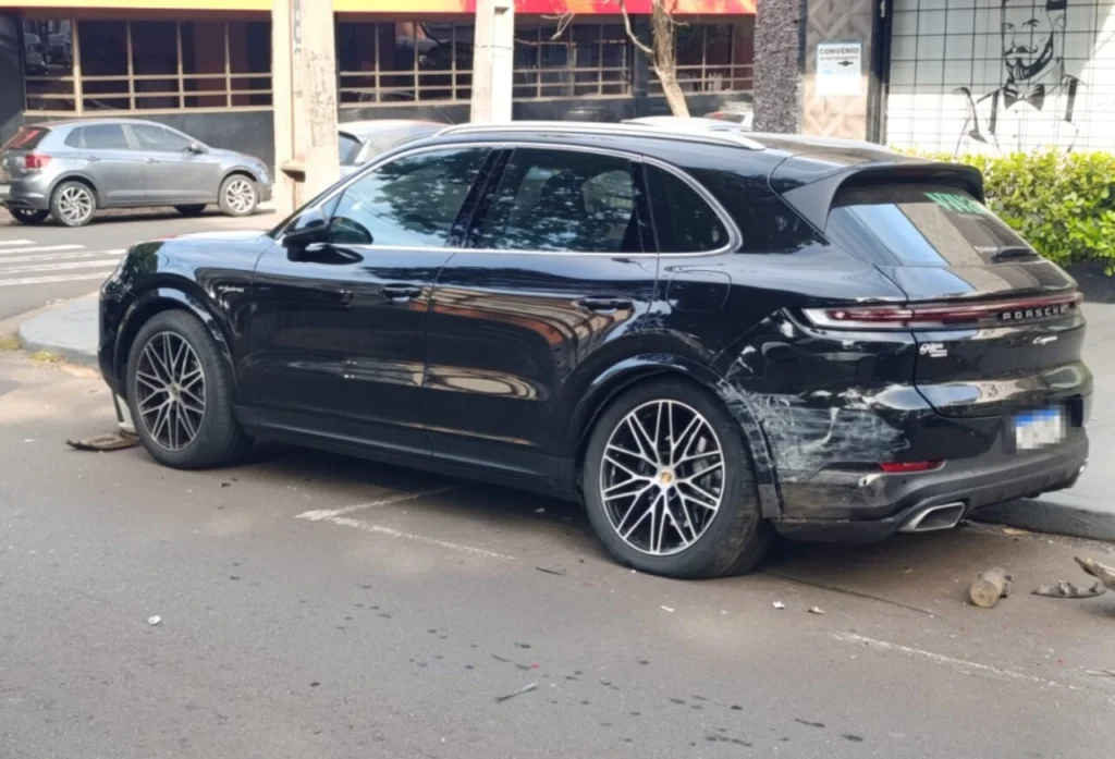 Fotos de Porsche é atingido em acidente após motorista passar mal ao volante em Maringá; três veículos se envolvem na colisão