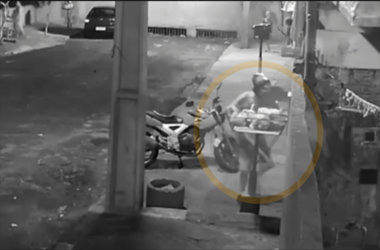 Fotos de ROMU evita feminicídio após homem invadir casa da namorada com machado em Sarandi